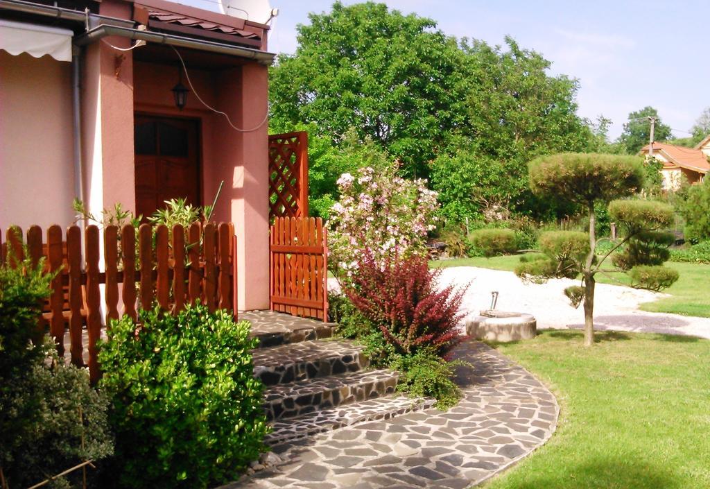 Bungalovy Natura Trávnica Habitación foto